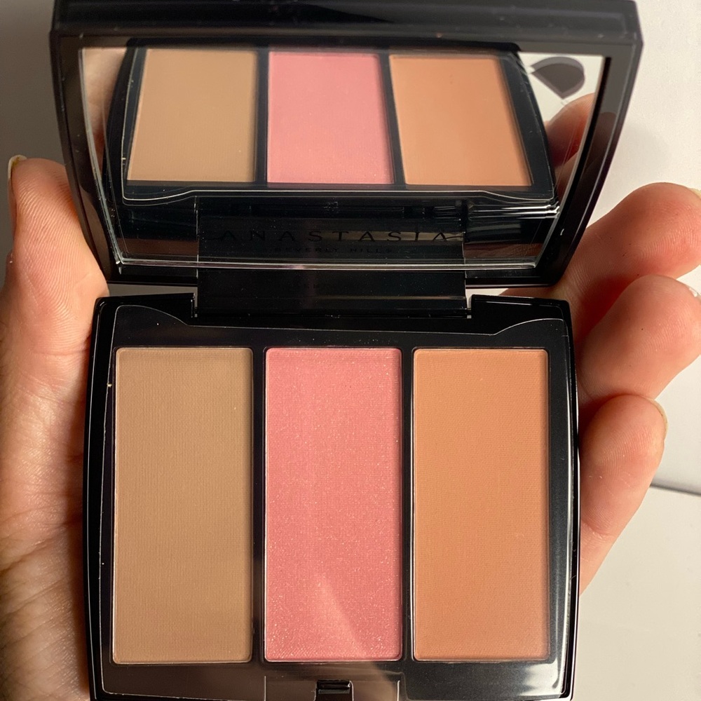 - Anastasia Beverly Hills blush